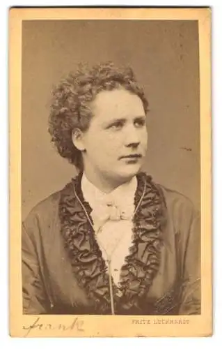 Fotografie Fritz Luckhardt, Wien, österr. Schauspielerin Frau Frank mit Locken