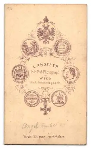 Fotografie L. Angerer, Wien, Schauspielerin Emilie Angel mit toupierten Haaren