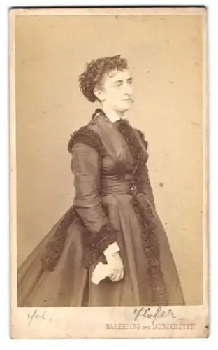 Fotografie Rabending und Monckhoven, Wien, Schauspielerin Frl. Hofer im dunklen Kleid