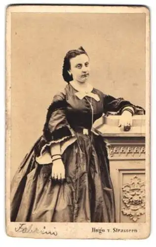 Fotografie Hugo v. Strassern, Wien, Schauspielerin Frl. Fabrini im dunklen Kleid