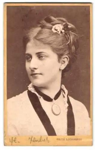 Fotografie Fritz Luckhardt, Wien, junge Schauspielerin Frl. Huber mit Halsband