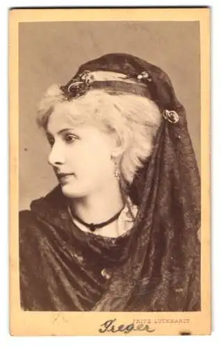 Fotografie Fritz Luckhardt, Wien, blonde Schauspielerin Frl. Greger mit Kopftuch