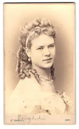 Fotografie Dr. Szekely, Wien, jung blonde Schauspielerin Frl. Junghuhn mit Locken