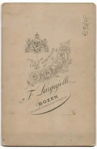 Fotografie F. Laargajolli, Bozen, junge Frau in Tracht mit Blumenkorb, Handkoloriert