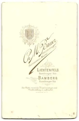 Fotografie Ch. M. Bauer, Lichtenfels, Herrenportrait auf einem Silbertabelt von Blumen umrandet, Fotomontage