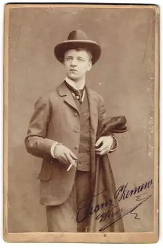 Fotografie unbekannter Fotograf und Ort, Franz Zemew, Dirigent am Wiener Theater i. d. Josefstadt, mit Autograph, 1899