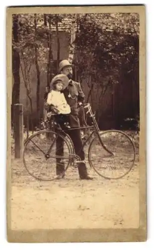 Fotografie Fotograf und Ort, Vater mit seiner Tochter auf dem Fahrrad