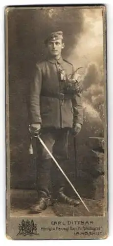 Fotografie Carl Dittmar, Landshut, Soldat in Feldgrau Uniform mit Säbel und Lampe, Kriegsausmarsch