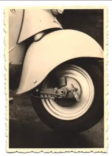 11 Fotografien IWL Motoroller, IWL SR59 Berlin, Detailaufnahmen, Tacho, Fahrwerk