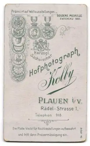 Fotografie Kolby, Plauen, Rädel-Strasse 1, Junge im Anzug mit Buch
