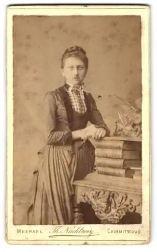 Fotografie Th. Nachtwey, Meerane, am Neumarkt, Elegante Dame mit Büchern