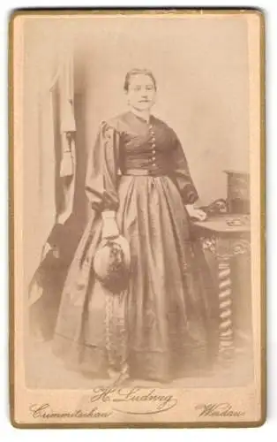 Fotografie H. Ludwig, Crimmitschau, Lindengasse, Frau in eleganter Garderobe