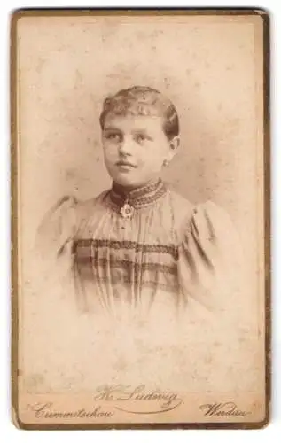 Fotografie H. Ludwig, Crimmitschau, Lindenstrasse, Porträt eines jungen Mädchens