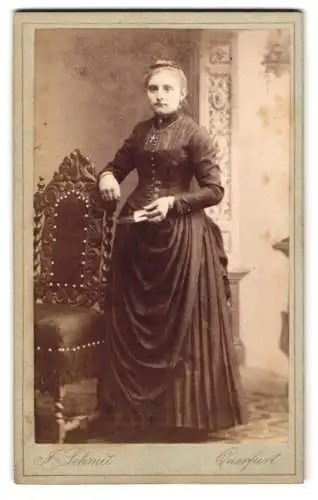 Fotografie J. Schmit, Querfurt, Dame in tailliertem Kleid