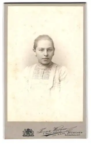 Fotografie Franz Werner, München, Schwanthalerstr. 1, Porträt einer Frau in hellem Kleid