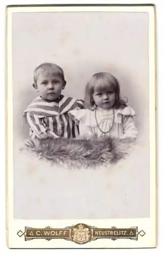 Fotografie A. C. Wolff, Neustrelitz, Schlossstrasse 14, Porträt zweier Kinder