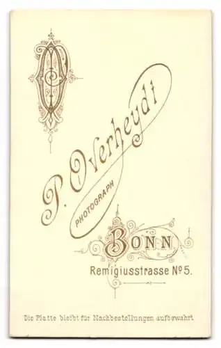 Fotografie P. Overheydt, Bonn, Remigiusstrasse 5, Porträt einer Frau mit Kreuzanhänger