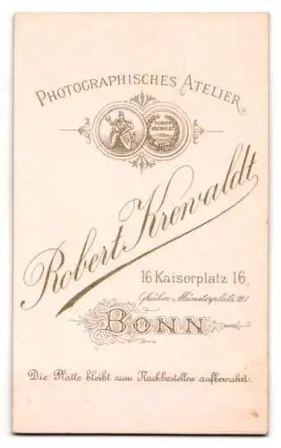 Fotografie Robert Krewaldt, Bonn, Kaiserplatz 16, Portrait einer Dame in tailliertem Kleid