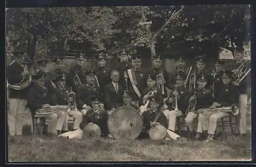 Foto-AK Forchtenau, Gruppenbild der Musikkapelle 1928 mit Instrumenten