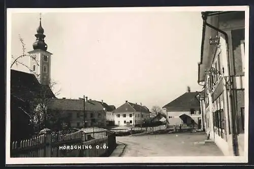 AK Hörsching, Ortspartie mit Gebäudeansicht und Kirchturm