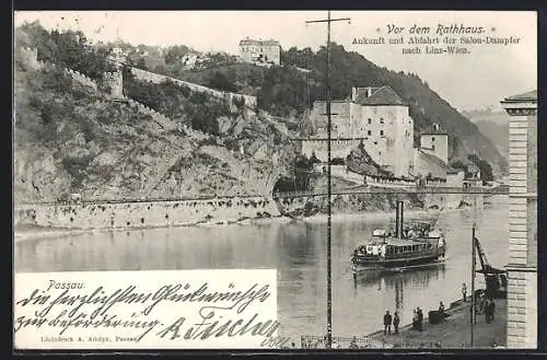 AK Passau, Vor dem Rathaus, Ankunft des Salon-Dampfers nach Linz-Wien