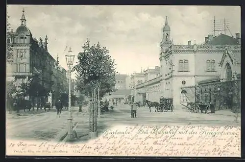 AK Karlsruhe, Der Bahnhof mit der Kriegsstrasse, Leute, Kutschen