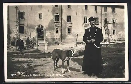 AK Hospice du Grand-St-Bernard, Geistlicher mit Bernhardiner