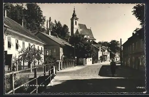 AK Attnang /O.-Ö., Strassenpartie mit Kirche