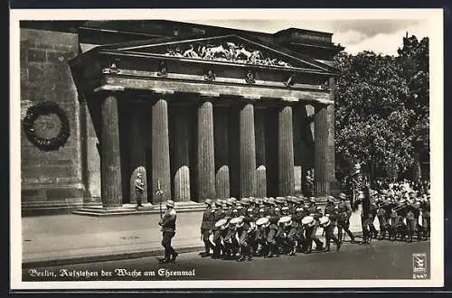 AK Berlin, Aufziehen der Wache am Ehrenmal, Parade