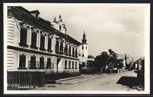 AK Lembach /O.-Oe., Ortspartie an einem Haus mit verzierter Fassade