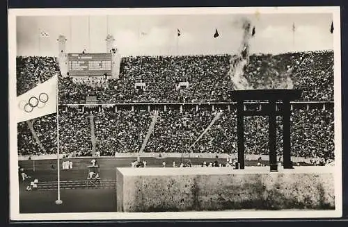 AK Berlin, das Olympische Feuer im Stadion, Blick auf die vollen Ränge