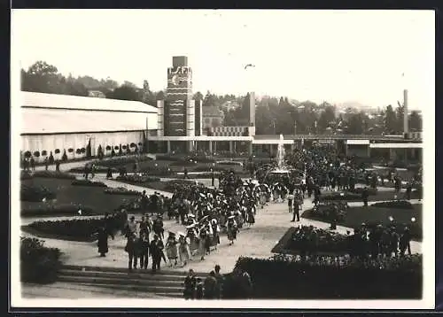 AK Lausanne, Ausstellung, Menschenmenge auf dem Platz bei Halle III