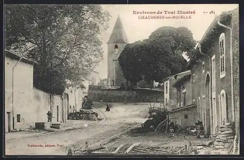 AK Chaudeney-sur-Moselle, Vue sur l`église et la rue principale avec arbres et maisons anciennes