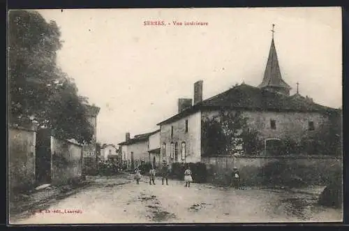 AK Serres, Vue intérieure du village avec église et passants