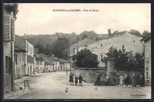 AK Rosières-aux-Salines, Rue de Nancy avec des habitants sur la rue