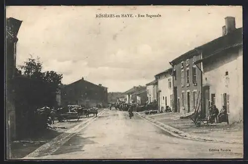 AK Rosières-en-Haye, Rue Sagonale animée avec passants et charrettes