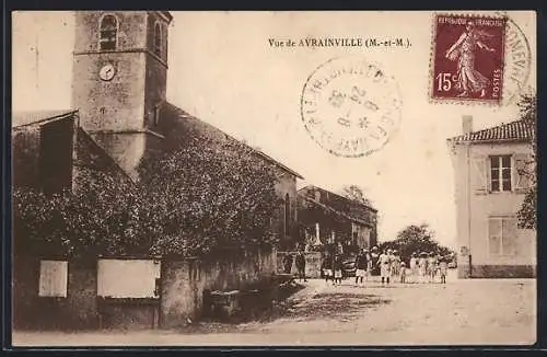 AK Avrainville, Vue de la rue principale avec l`église et groupe de personnes