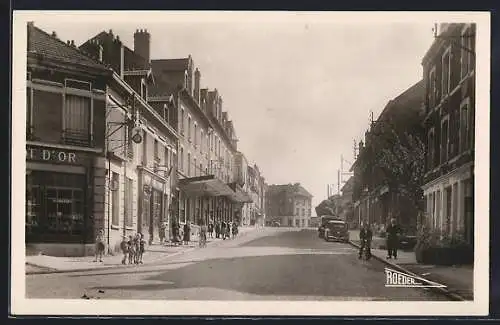 AK Jarny, Avenue Jean Jaurès avec passants et voitures anciennes