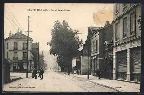 AK Neuves-Maisons, Rue de Neufchâteau avec passants et commerces