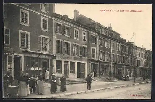 AK Baccarat, La Rue des Cristalleries avec passants et commerces