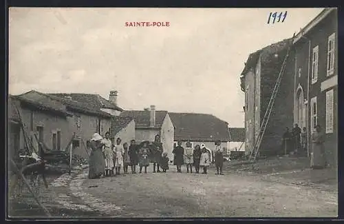 AK Sainte-Pole, Scène de rue avec des habitants devant des maisons anciennes