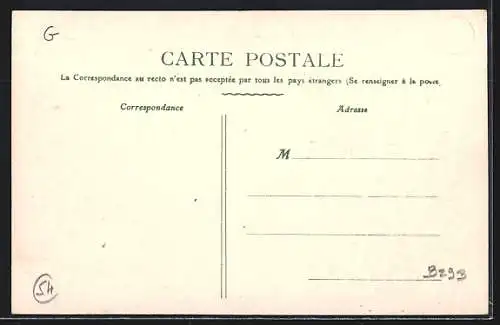AK Sainte-Pole, Scène de rue avec des habitants devant des maisons anciennes