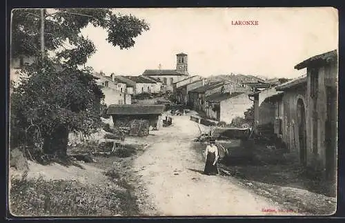 AK Laronxe, Vue du village avec église et rue principale animée