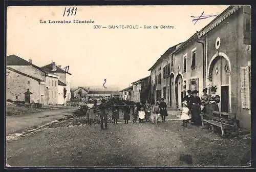 AK Sainte-Pole, Rue du Centre avec des enfants et villageois rassemblés