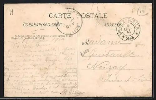 AK Custines, Scène de rue animée avec fontaine et charrette