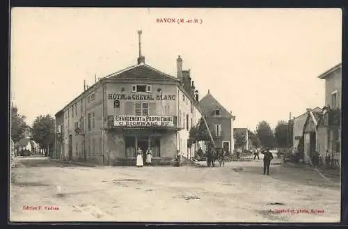 AK Bayon, Hôtel du Cheval Blanc et rue animée avec passants