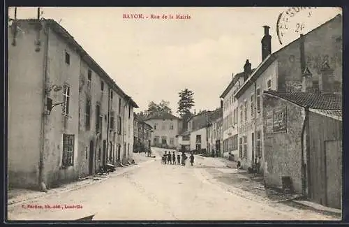 AK Bayon, Rue de la Mairie avec des passants