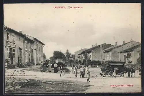 AK Leintrey, Vue intérieure avec des habitants et une charrette sur la place du village