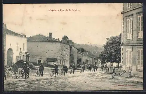 AK Moyen, Rue de la Mairie avec cyclistes et passants