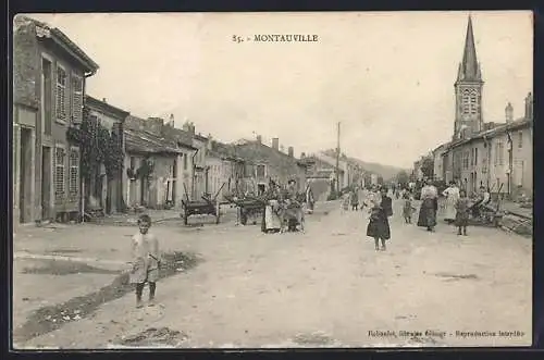 AK Montauville, Rue animée avec habitants et église en arrière-plan